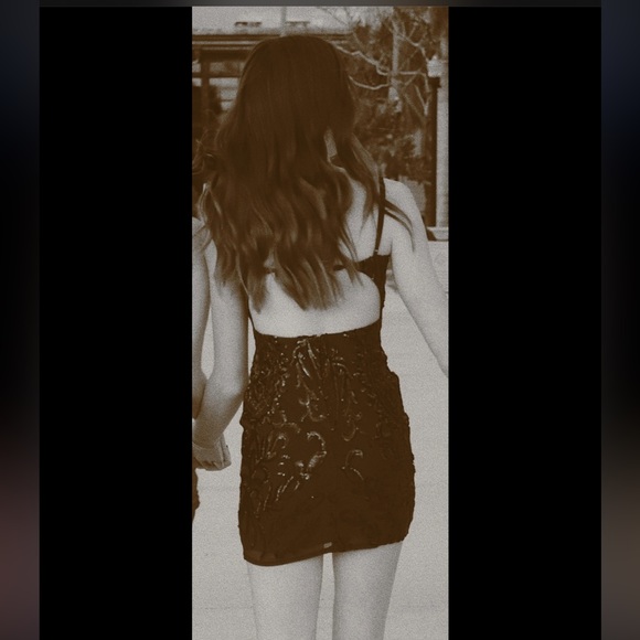 Formal short dress with sequence and open back - Picture 5 of 5